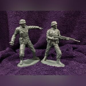 2 Green Standing Army Solider Table Decoration Resin NOT Plastic